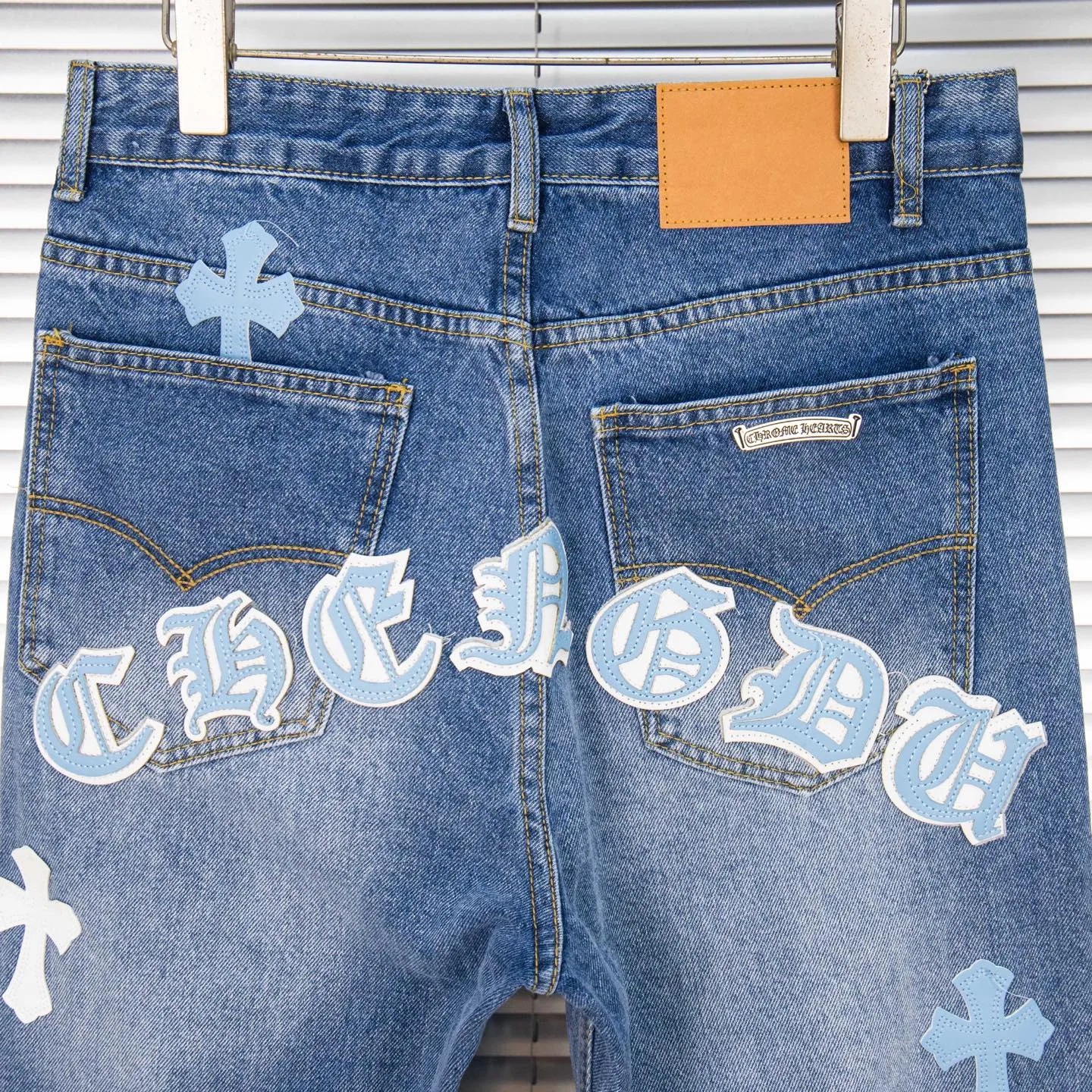 P260 Chrome Hearts light blue pants, Sanskrit blue and white patchwork leather jeans. CH jeans need to be washed and then disassembled and hand-stitched with sheepskin cross leather and then spliced ​​together. The whole piece has too many craftsmanship to explain. The patchwork cross pattern is embellished, and the high-waisted washed jeans! ! Absolutely high-end luxury products, god-level single products and super popular products, made with top heavy industry, a must-see magic weapon. Customized hardware. The fabric is thick and soft after washing. It has good breathability. Customized small leather label. Unique design. The details are simple and elegant, and the workmanship is exquisite. The entire trousers are neatly routed and the details are in place! It’s so cool that both men and women can easily control the genderless trend! Style number: 1805# Color: blue Size: 28 30 32 34